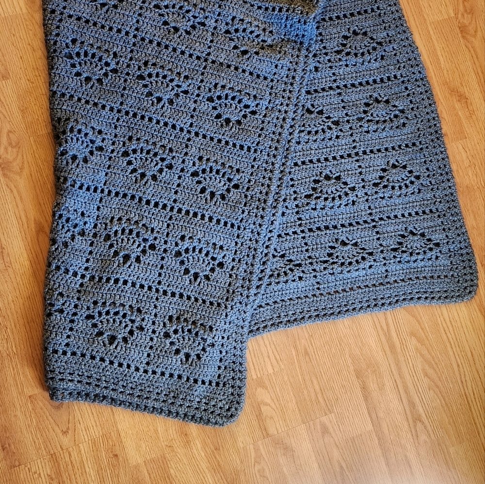 Handmade Gray Lacy Shell Pattern Throw  72"x 47" - Picture 4 of 6